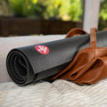 เสื่อโยคะ Manduka เสื่อโยคะพับได้ รุ่น PRO® Travel หนา 2mm – ยิ่งใช้ ยิ่งเกาะพื้นดี เสื่อ Manduka ของแท้ ทนทาน เกาะพื้นดี สุขอนามัยสูง ทำความสะอาดง่าย แถมสายรัดเสื่อฟรี