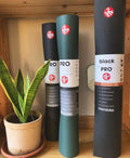เสื่อโยคะ Manduka เสื่อโยคะพับได้ รุ่น PRO® Travel หนา 2mm – ยิ่งใช้ ยิ่งเกาะพื้นดี เสื่อ Manduka ของแท้ ทนทาน เกาะพื้นดี สุขอนามัยสูง ทำความสะอาดง่าย แถมสายรัดเสื่อฟรี