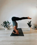 เสื่อโยคะ Manduka เสื่อโยคะพับได้ รุ่น PRO® Travel หนา 2mm – ยิ่งใช้ ยิ่งเกาะพื้นดี เสื่อ Manduka ของแท้ ทนทาน เกาะพื้นดี สุขอนามัยสูง ทำความสะอาดง่าย แถมสายรัดเสื่อฟรี