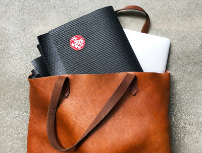 เสื่อโยคะ Manduka เสื่อโยคะพับได้ รุ่น PRO® Travel หนา 2mm – ยิ่งใช้ ยิ่งเกาะพื้นดี เสื่อ Manduka ของแท้ ทนทาน เกาะพื้นดี สุขอนามัยสูง ทำความสะอาดง่าย แถมสายรัดเสื่อฟรี