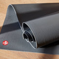 🐸Manduka เสื่อโยคะ รุ่น PRO® Yoga Mat หนาสุด 6mm. รุ่นshort ยาวเพียง173 ซม.แถมฟรีสายรัดสีดำ ใช้งานยาวนานถึง 10 ปี สีเยอะ