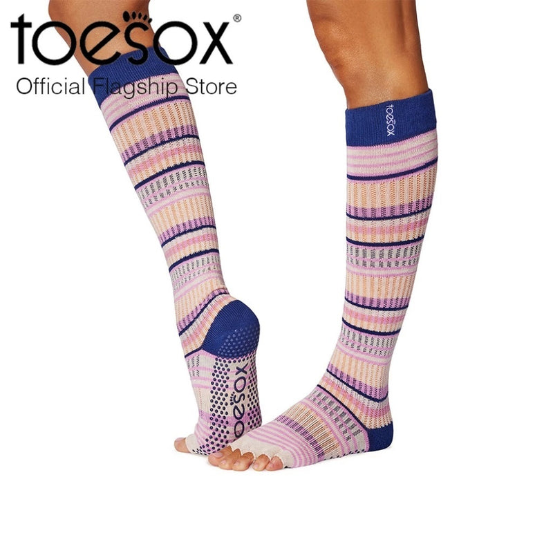 ToeSox Grip Half Toe Scrunch Knee ถุงเท้ากันลื่น เปิดนิ้วเท้า ถุงเท้าพิลาทิส ถุงเท้าโยคะ รุ่น สครันช์ ยาวใต้เข่า แบรนด์