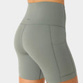 Tavi Noir กางเกงขาสั้น มีกระเป๋า2ข้าง Stash and Dash Biker Short กางเกงโยคะ พิลาทิส กางเกงฟิตเนส ยาวระดับกลางต้นขาเอวสูง
